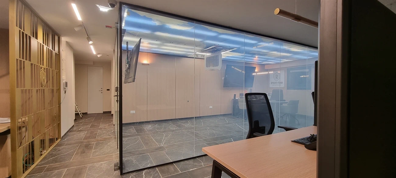 זכוכית חכמה במצב שקוף