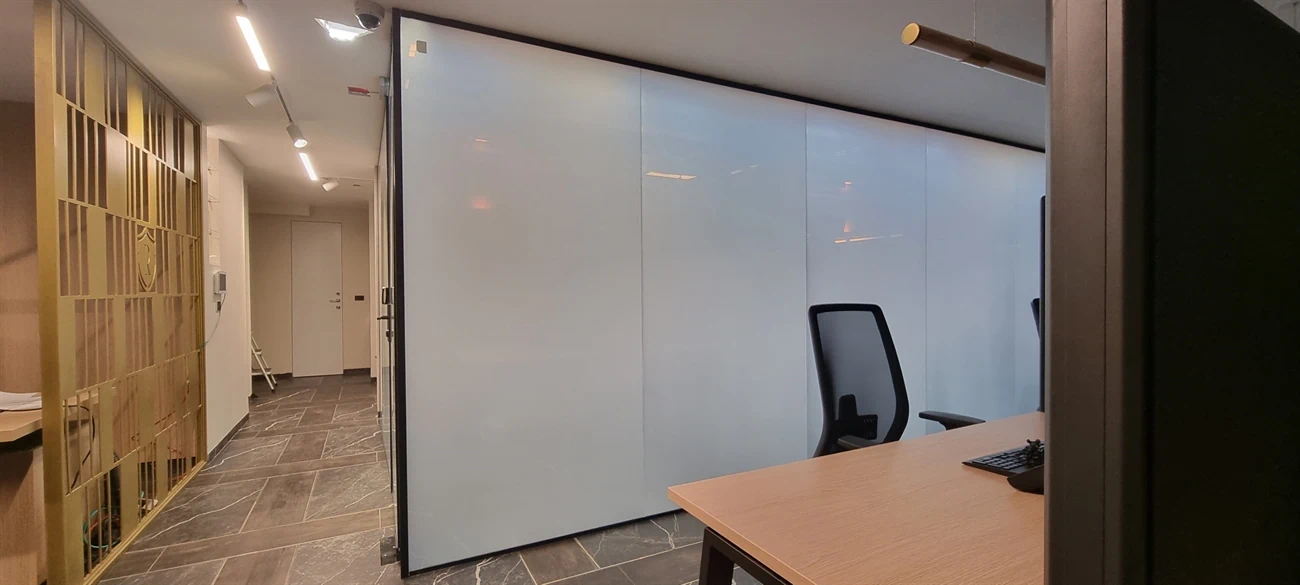 זכוכית חכמה במצב חלבי